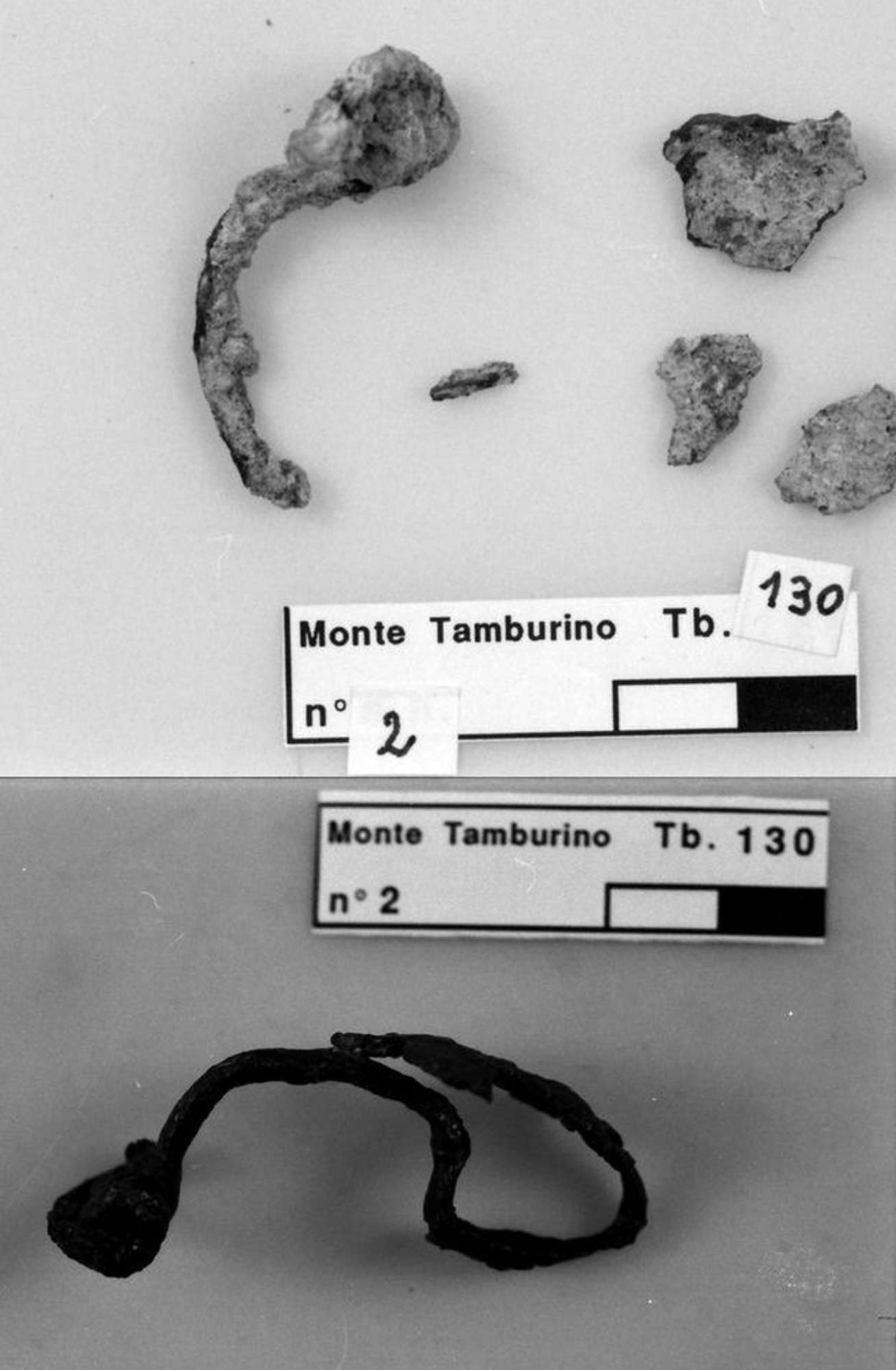 fibula in ferro in frammenti prima del restauro